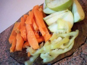нашинкованные яблоко и морковь