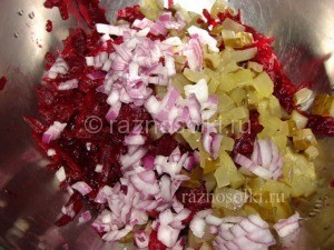 смешивание овощей в салате