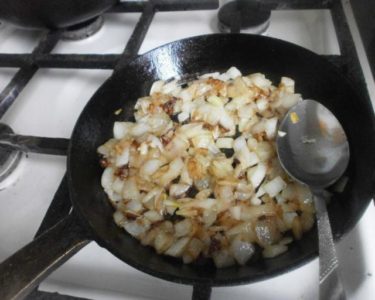 Фасоль с луком на сковороде