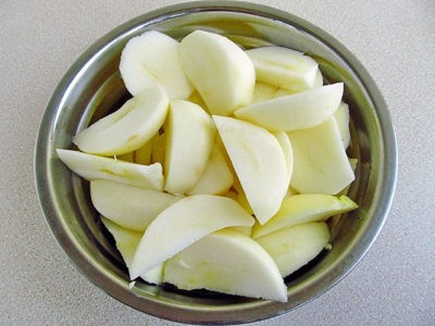 Нарезанные яблоки
