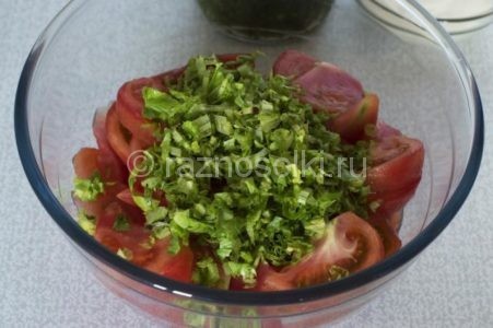 зеленый салат с помидорами