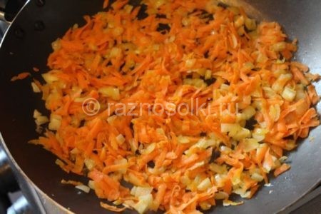 Морковь и лук на сковороде