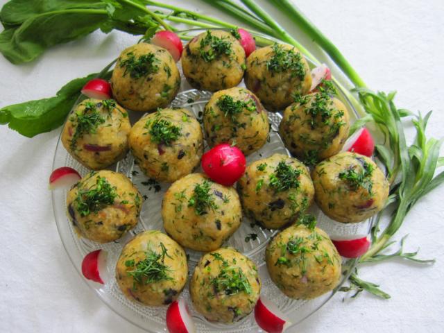 Картофельные шарики на блюде
