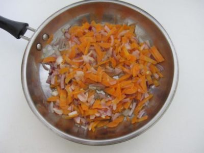 Обжаренный лук с морковью