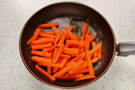 Морковь, обжаренная на сковороде