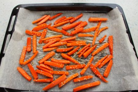 Морковь на противне для запекания